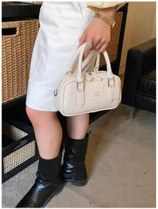 Sac à main rétro minimaliste pour femme, élégant sac bandoulière en cuir beige.