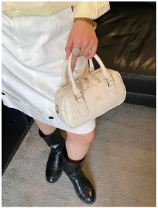 Sac à main rétro chic beige pour femme, élégant petit sac bandoulière tendance et mode.