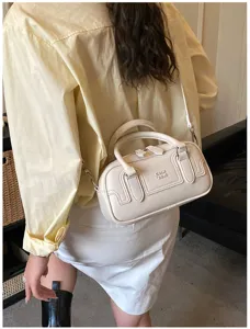 Vue détaillée d'un sac bandoulière rétro minimaliste élégant en beige, idéal pour le quotidien.