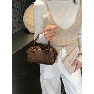 Sac a main Boston marron retro pour femme, sac bandouliere minimalist chic avec poignees.