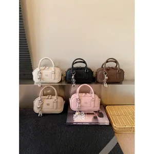 Joli sac à main rétro pour femme, sac bandoulière minimaliste en cuir PU avec charm.