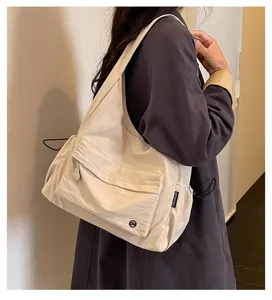 Vista dettagliata della pratica borsa a spalla beige casual dal design spazioso.
