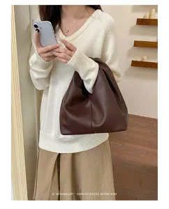 Bolso hobo marrón de cuero minimalista, bolso nube elegante para mujer, cartera de día chic.