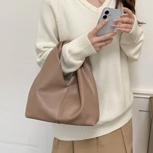 Elegante bolso de mano slouchy taupe, bolso de hombro de piel suave estilo nube para mujer.