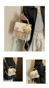 Elegante bolso mochila convertible para mujer con colgante de oso y detalle de lazo.