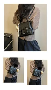 Vista detallada de la elegante mochila y bolso de hombro para mujer con acabado brillante y oso.
