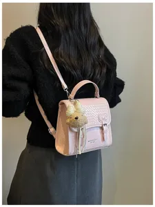 Mochila trenzada rosa elegante para mujer, bolso escolar versátil y bandolera de viaje.