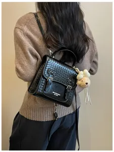 Mochila tejida elegante para mujer bolso cruzado multifuncional para la escuela y viajes diarios.