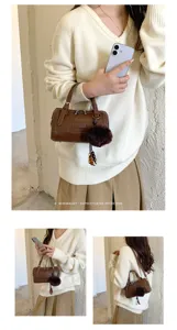 Sac à main oreiller marron rétro pour femme, sac bandoulière tendance avec charm en peluche.