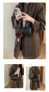 Femme sac bandoulière oreiller noir minimaliste rétro en cuir PU sac à main avec pompon moelleux.