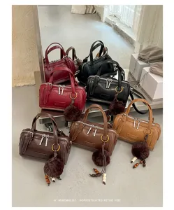 Sac bandoulière coussin rétro minimaliste pour femme, élégant sac à main chic avec charm peluche.