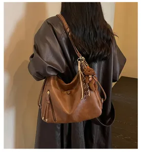 Retro dames leren rugzak casual shopper tote tas met beer hanger detail weergave.