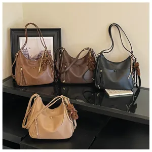 Vintage grote capaciteit schoudertas voor dames, zachte lederen tote tas met schattige berenhanger