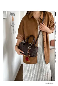 Geflochtene Boston Umhängetasche Detailansicht, stilvolle Damen Handtasche mit Webmuster.