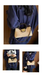 Elegante borsa a mano in pelle scamosciata con tracolla a catena e chiusura a girello.