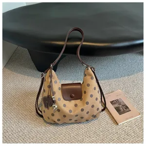 Bruine schoudertas met stippen, casual hobo tas met lederen flap en riemdetails.