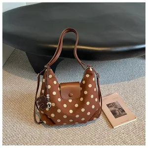 Bruine schoudertas met polka dot voor dames, stijlvolle hobo tas met klep en leuke hanger.