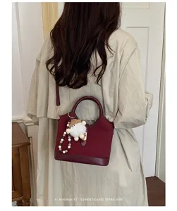 Stylish minimalist retro burgundy handbag for women, elegant commuter shoulder crossbody bag.