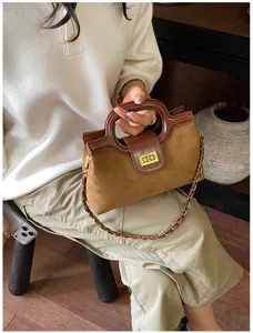 Borsa a mano marrone in camoscio con tracolla intrecciata, borsa a spalla elegante per uso quotidiano.