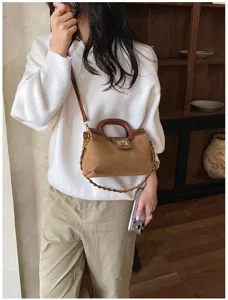 Borsa a tracolla in camoscio marrone con manico e catena, elegante borsa da giorno chic.
