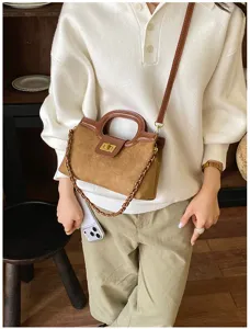 Borsa a tracolla marrone in pelle e camoscio con manico superiore e catena elegante.