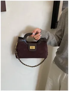 Borsa a tracolla retrò in camoscio marrone scuro con chiusura a girello e catena.