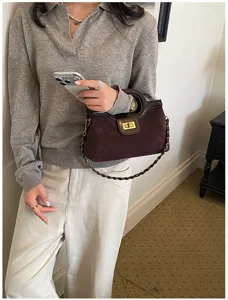 Borsa a tracolla in camoscio marrone da donna, elegante borsetta vintage con catena e chiusura in metallo.