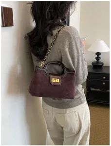 Borsa a tracolla chic in camoscio marrone con catena elegante, borsa da donna alla moda.