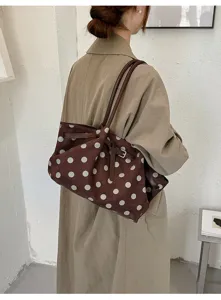 Borsa shopper a pois marrone vista dettaglio, grande borsa a spalla casual per pendolari.