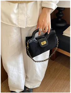 Elegante borsa a mano nera in camoscio con tracolla a catena e chiusura dorata donna.