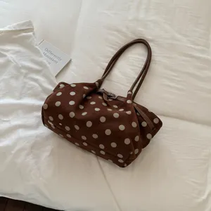 Borsa tote in camoscio marrone con stampa a pois e manici doppi per uso quotidiano.