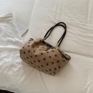 Vista dettagliata della borsa tote casual color cachi a pois con manici marroni e grande capienza.