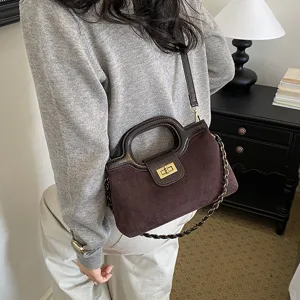 Borsa a tracolla da donna in camoscio marrone con catena e chic chiusura a girello elegante.