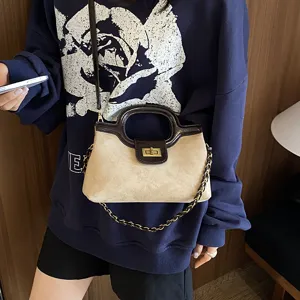 Borsa a tracolla rétro in camoscio chic con manico, chiusura a girello e catena elegante.