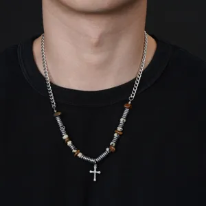 Gros plan sur le collier pendentif croix élégant pour homme avec perles en pierre.