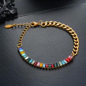 Gros plan sur les détails du bracelet en acier inoxydable et zircon baguette multicolore.