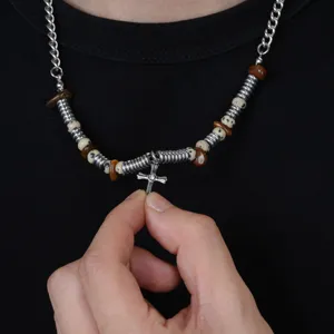 Collier pendentif croix détail avec métal et perles, design chic pour un style quotidien élégant.