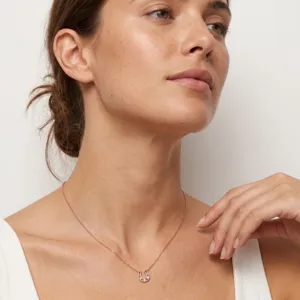 Elegante collana con ciondolo a ferro di cavallo in argento sterling per donne di classe.