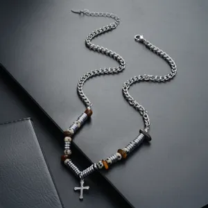 Collier pendentif croix en acier inoxydable avec perles de pierre naturelle et entretoises.