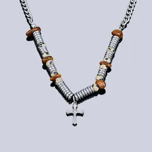 Collier pendentif croix en acier inoxydable avec perles en pierre naturelle et design élégant