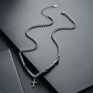 Collier pendentif croix vintage pour homme avec chaîne en métal et perles élégantes.