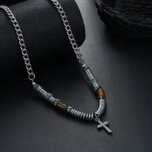 Vue détaillée et élégante du collier avec pendentif croix et perles en métal stylées.