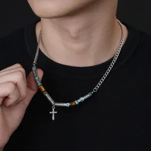 Collier pendentif croix homme avec perles ressort en métal et pierres turquoise bijoux