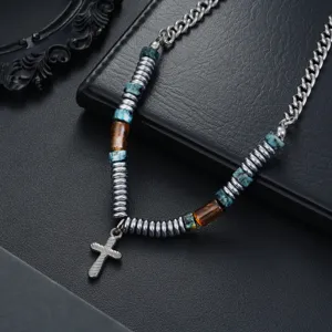 Collier pendentif croix avec perles turquoise et chaîne en métal pour style quotidien mode.