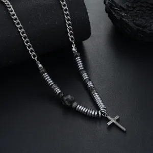 Vue détaillée d'un collier croix argenté avec chaîne en métal et perles, style sombre.