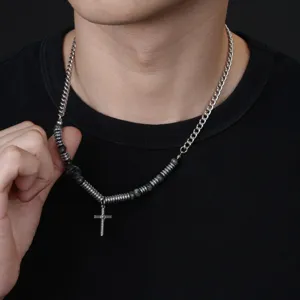 Vue détaillée du collier pendentif croix poignard en acier inoxydable pour hommes.