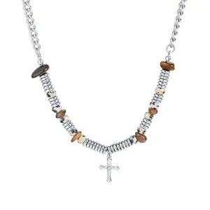 Collier pendentif croix avec tubes métalliques et perles de pierres pour un look chic.