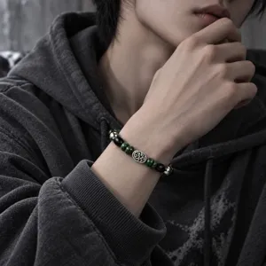 Gros plan détaillé du bracelet de perles élégant avec accent métallique au poignet, look chic.