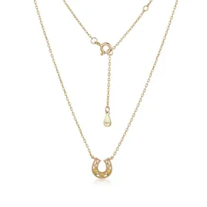 Collana con ciondolo a ferro di cavallo in argento 925 placcato oro stile minimalista.