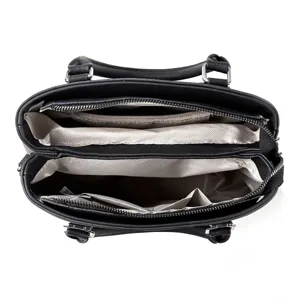 Vista detallada del interior del bolso de mujer negro con múltiples compartimentos.